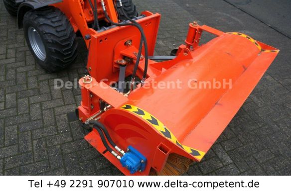 Delta-Competent Delta Pro 4x4 Radlader Kehrbesen Kehrmaschine